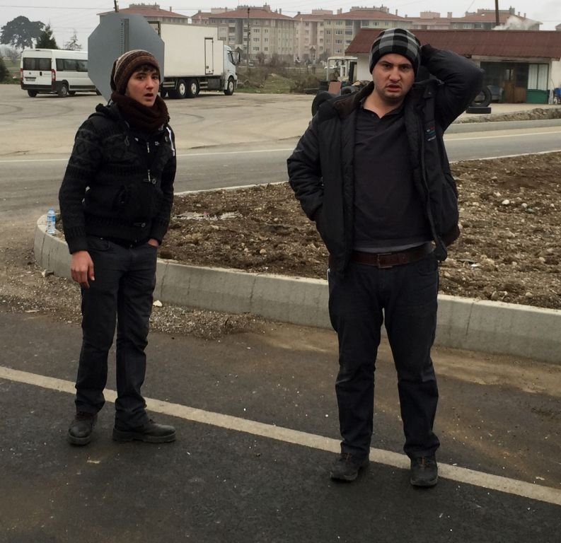 KAVŞAKTA KAFA KAFAYA ÇARPIŞTILAR