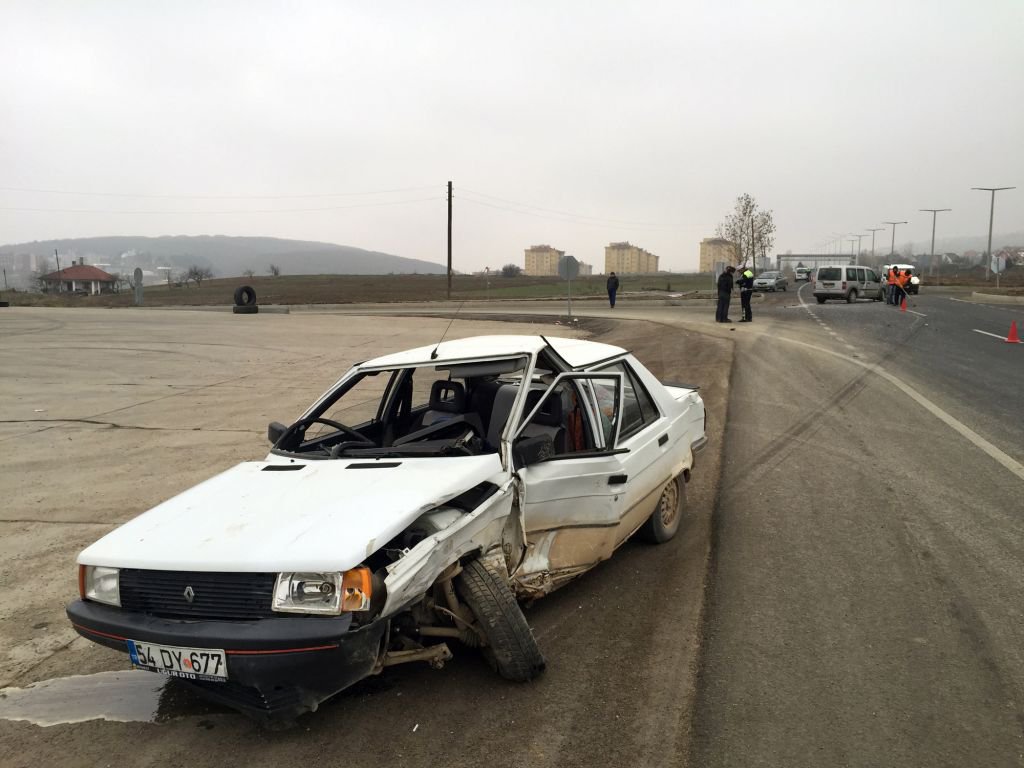 KAVŞAKTA KAFA KAFAYA ÇARPIŞTILAR