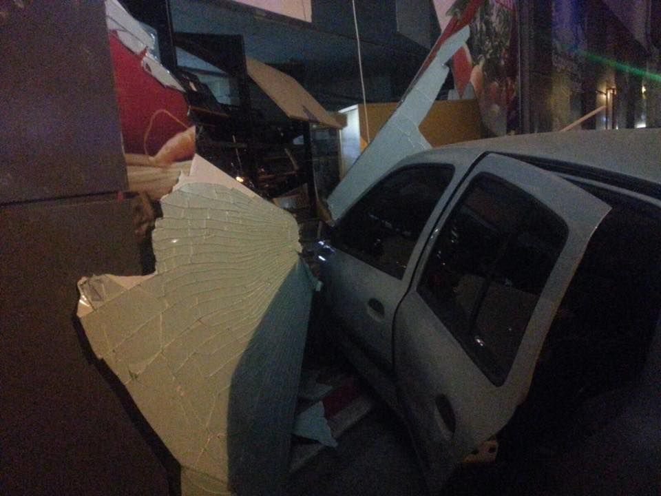 MARKETİN CAMINDAN İÇERİYE GİRDİ