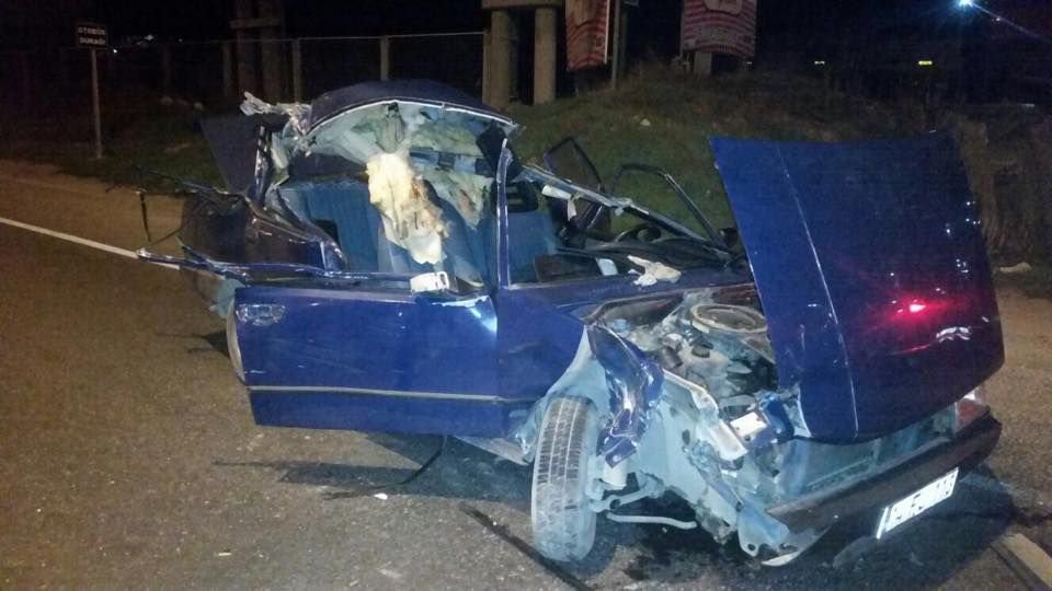 OTOMOBİL TIR'IN ALTINA GİRDİ