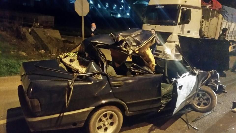 OTOMOBİL TIR'IN ALTINA GİRDİ