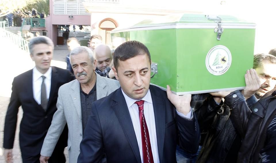 VALİ BARUŞ, HUZUREVİ SAKİNİNİN TABUTUNU OMUZLADI