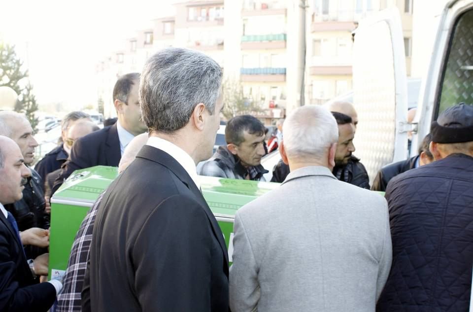 VALİ BARUŞ, HUZUREVİ SAKİNİNİN TABUTUNU OMUZLADI