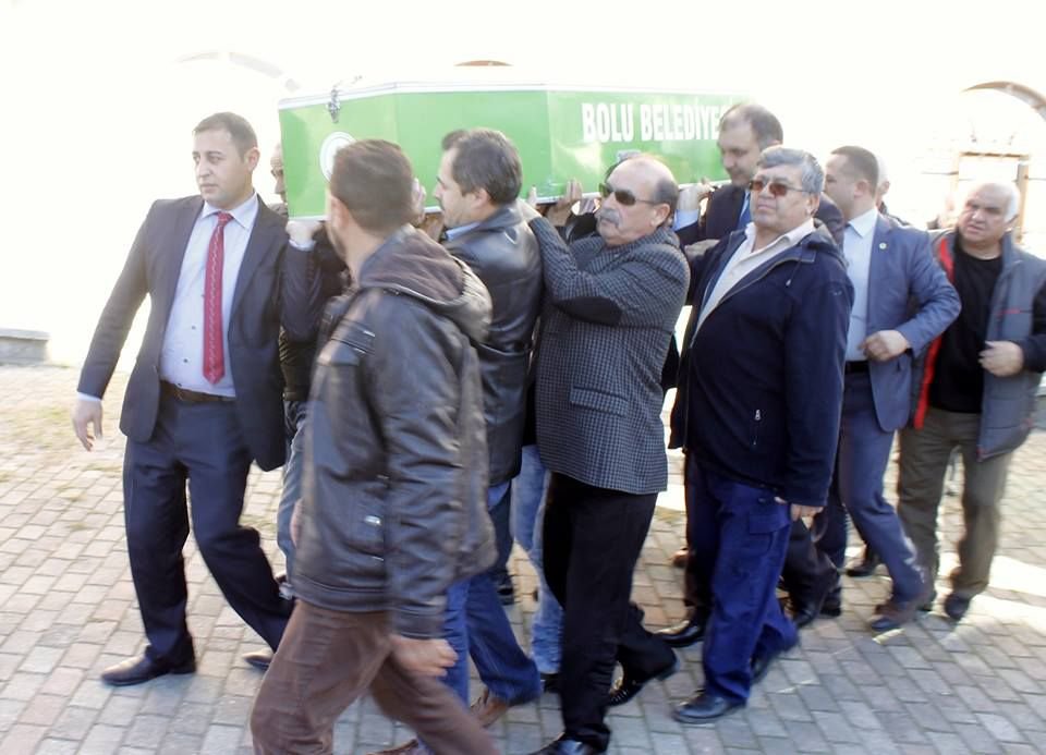 VALİ BARUŞ, HUZUREVİ SAKİNİNİN TABUTUNU OMUZLADI