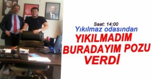 HÜSEYİN YIKILMAZ ODASINDAN POZ VERDİ