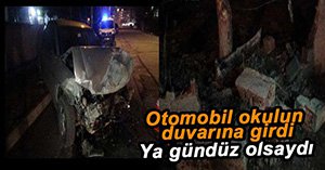 KONTROLDEN ÇIKAN ARAÇ LİSE DUVARINA DALDI