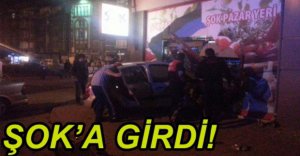 MARKETİN CAMINDAN İÇERİYE GİRDİ