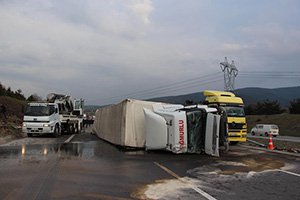 TIR DEVRİLİNCE TEM KARIŞTI