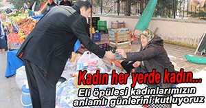 ZABITA KADINLARA PAZARDA KARANFİL HEDİYE ETTİ