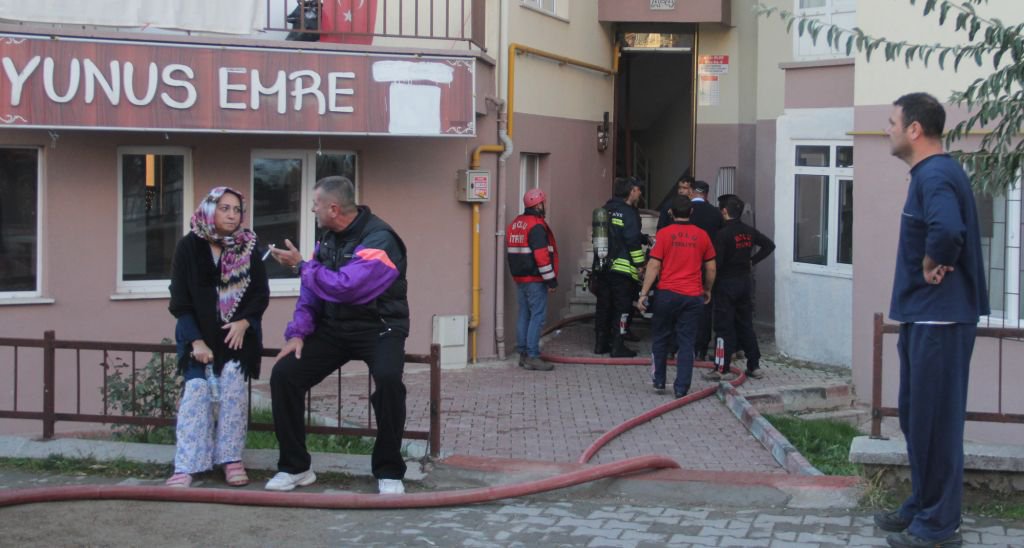 3 YAŞINDAKİ KIZ ÇOCUĞU YANARAK CAN VERDİ