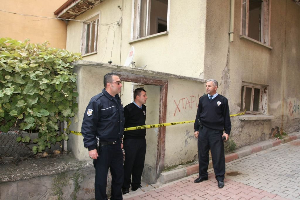 55 YAŞINDAKİ ŞAHIS EVİNDE ÖLÜ BULUNDU