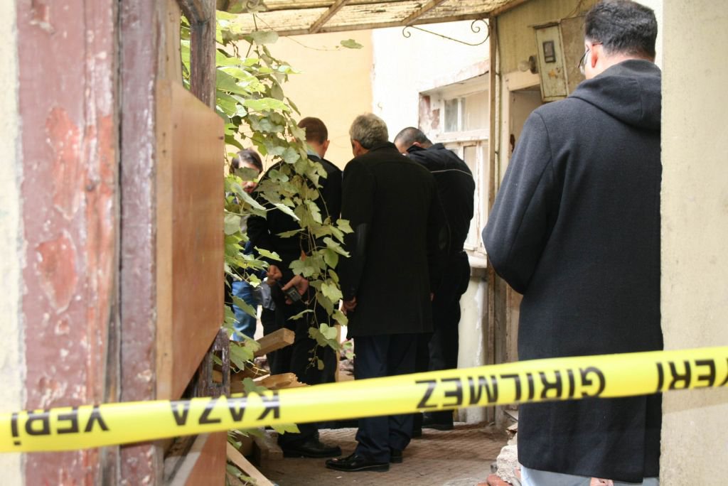 55 YAŞINDAKİ ŞAHIS EVİNDE ÖLÜ BULUNDU