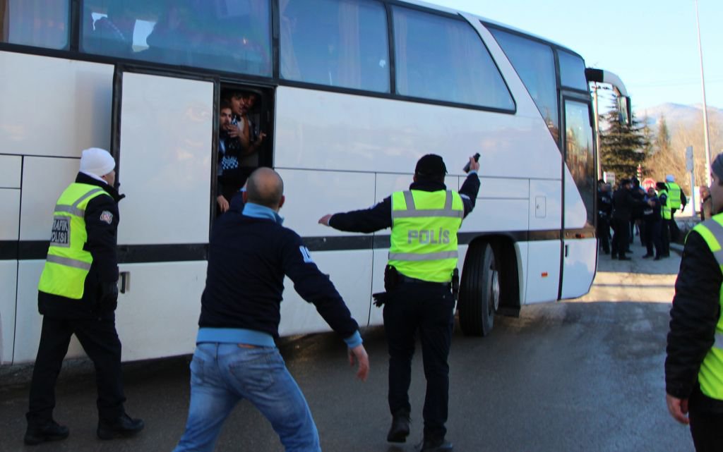 ADANADEMİSPORLULAR KAHVEHANEYE SALDIRDI