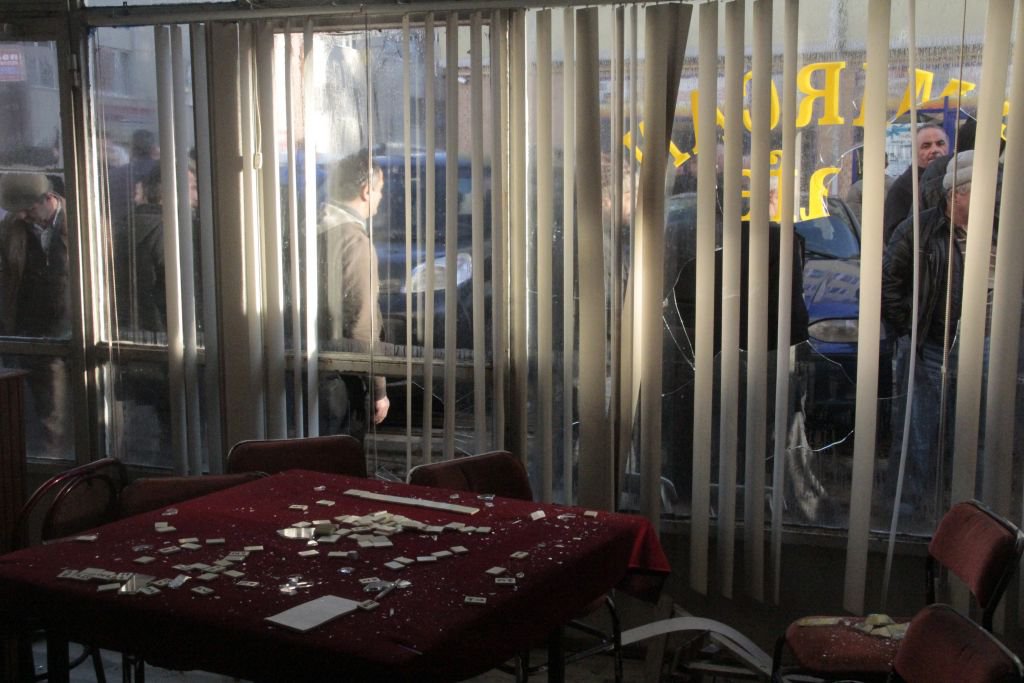 ADANADEMİSPORLULAR KAHVEHANEYE SALDIRDI