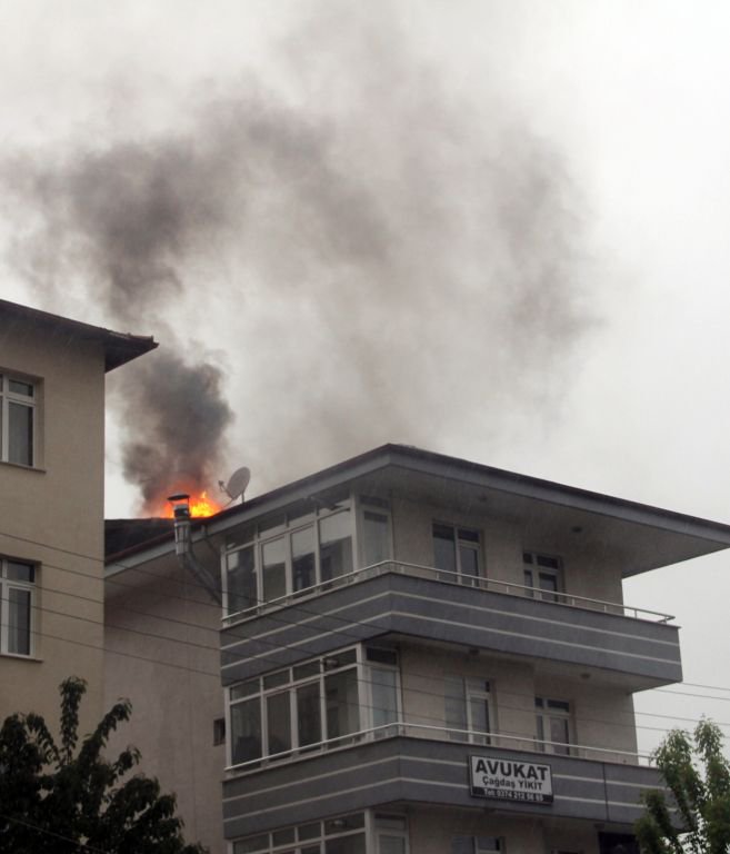 APARTMANIN ÇATISINA YILDIRIM DÜŞTÜ