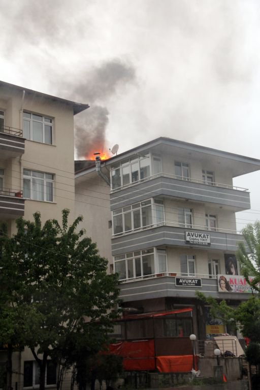 APARTMANIN ÇATISINA YILDIRIM DÜŞTÜ
