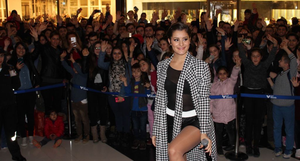 ATİYE HAYRANLARINI BÜYÜLEDİ....