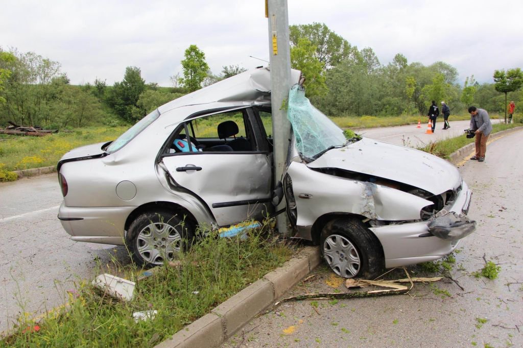 AYDINLATMA DİREĞİNE ÇARPARAK İKİYE BÖLÜNDÜ