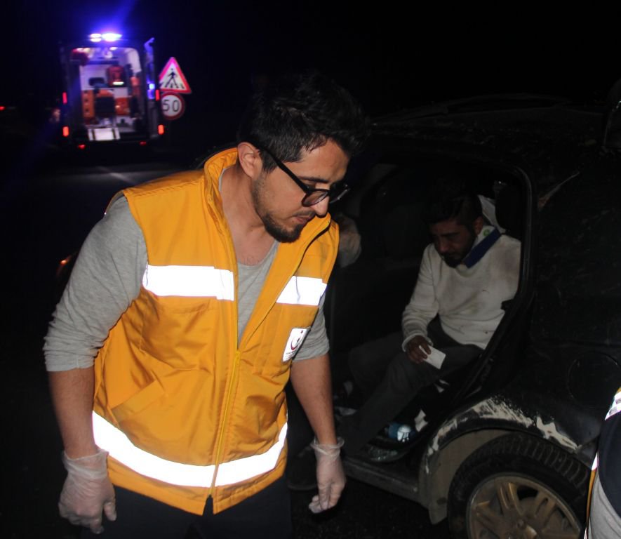 AYDINLATMA DİREĞİNİ DEVİREREK KARŞI ŞERİDE GEÇTİ