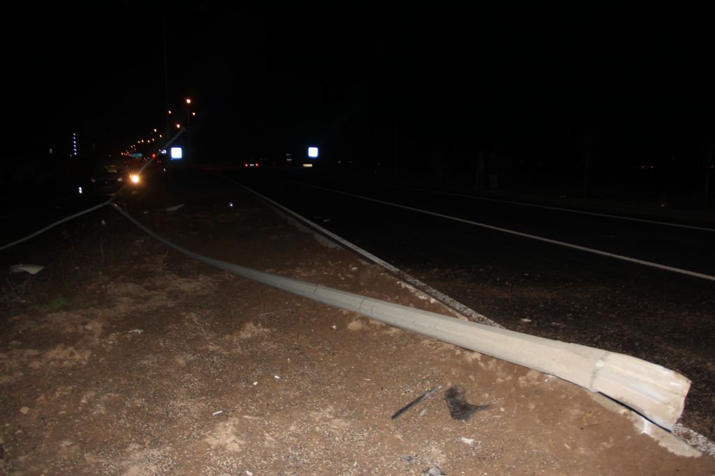 AYDINLATMA DİREĞİNİ DEVİREREK KARŞI ŞERİDE GEÇTİ