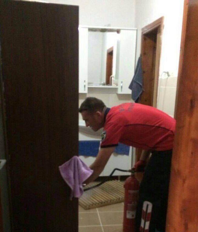 BANYODA YILAN GÖREN KADIN UZUN SÜRE ŞOK YAŞADI