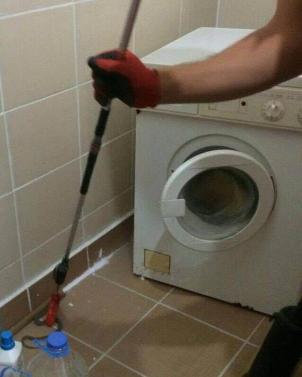 BANYODA YILAN GÖREN KADIN UZUN SÜRE ŞOK YAŞADI