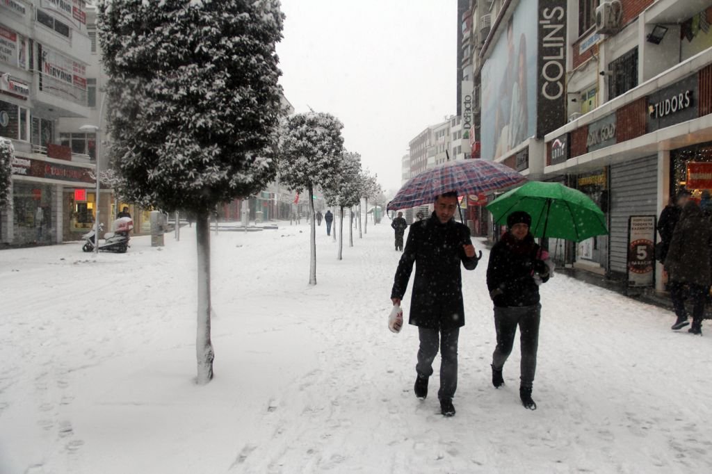 BOLU KAR YAĞIŞINA TESLİM...