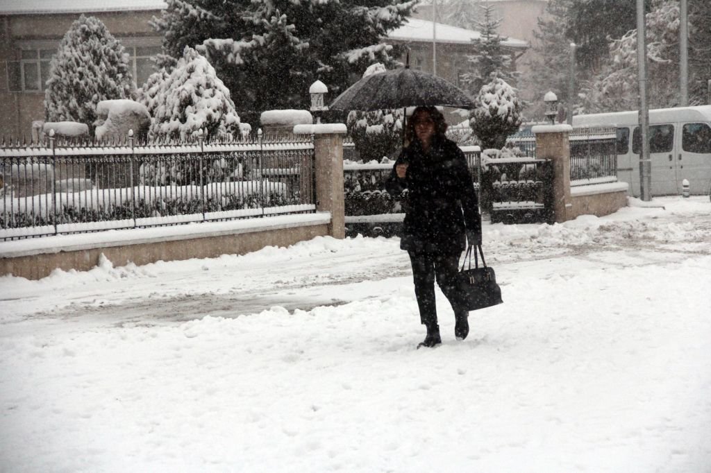 BOLU KAR YAĞIŞINA TESLİM...