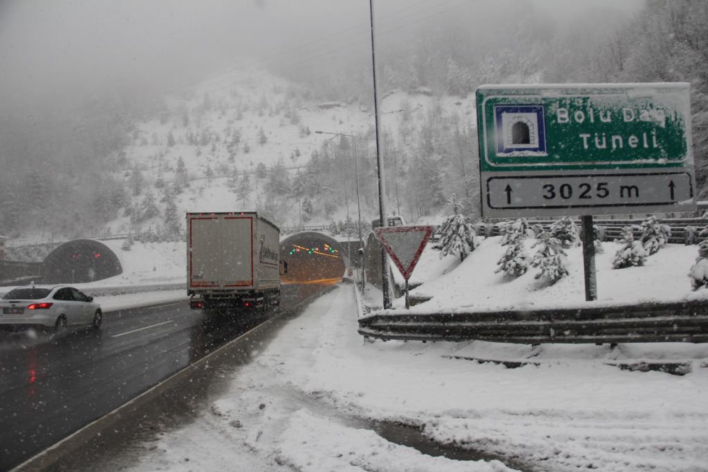 BOLU KAR YAĞIŞINA TESLİM