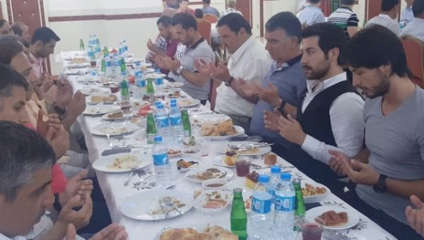 ÇARIKÇI AİLESİNİ İFTAR YEMEĞİ VERDİ