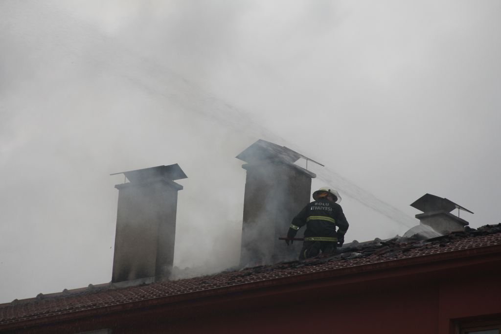 ÇATI ALEV ALEV YANDI