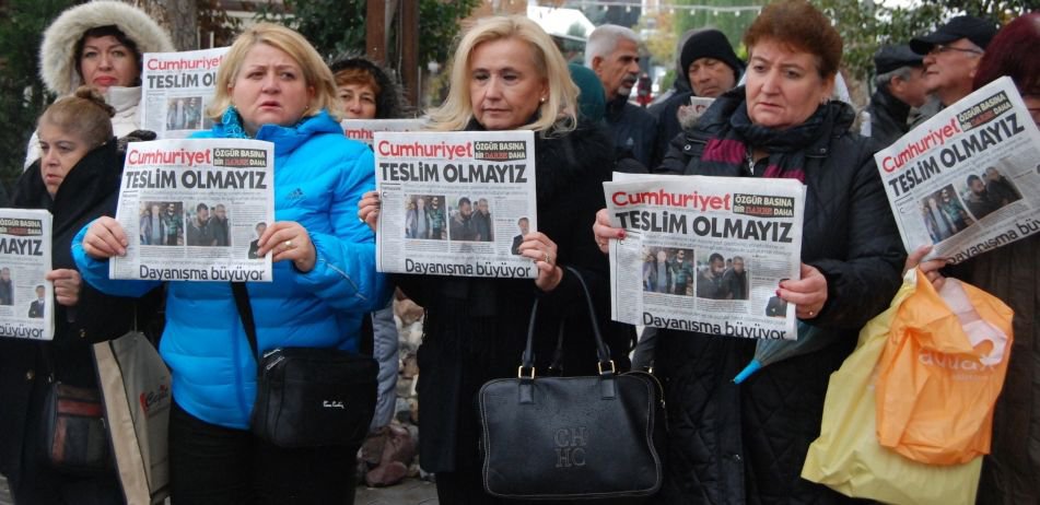 CHP'LİLERDEN CUMHURİYET GAZETESİ PROTESTOSU