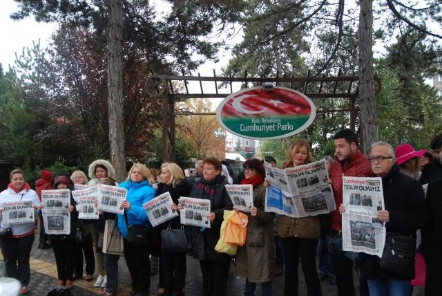 CHP'LİLERDEN CUMHURİYET GAZETESİ PROTESTOSU