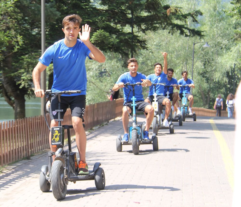 ÇOCUKLAR GİBİ EĞLENDİLER