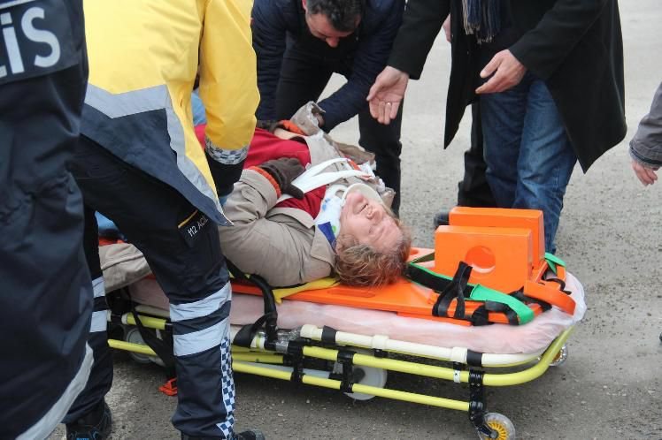 DURAN KAMYONETE ARKADAN ÇARPTI