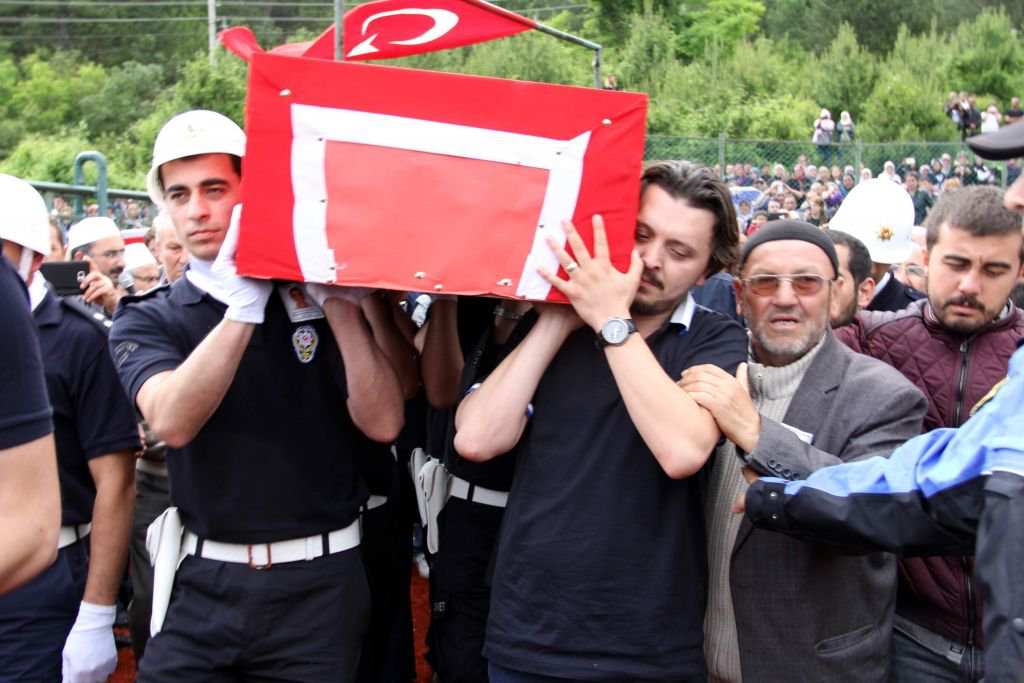 EŞİNE BÖYLE VEDA ETTİ