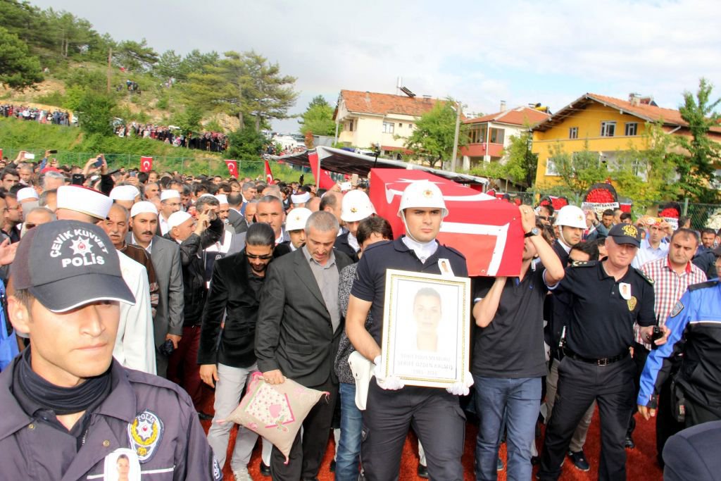 EŞİNE BÖYLE VEDA ETTİ