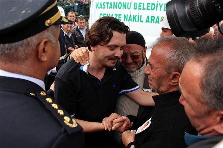 EŞİNE BÖYLE VEDA ETTİ