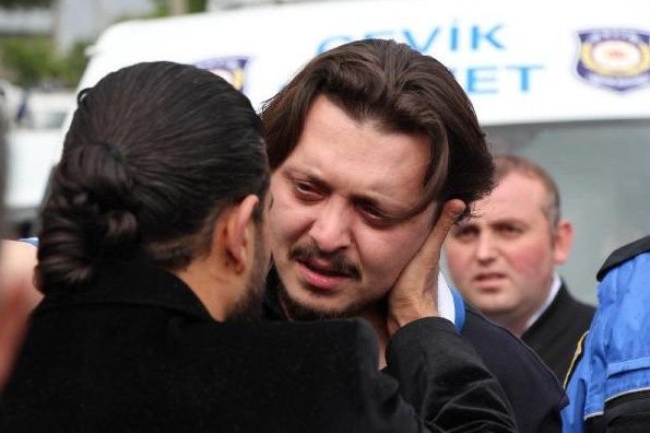 EŞİNE BÖYLE VEDA ETTİ