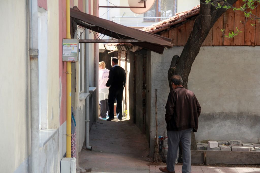 EVİNDE ÖLÜ BULUNDU....