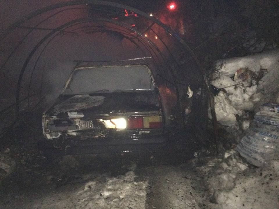 GARAJDAKİ OTOMOBİL ALEV ALEV YANDI