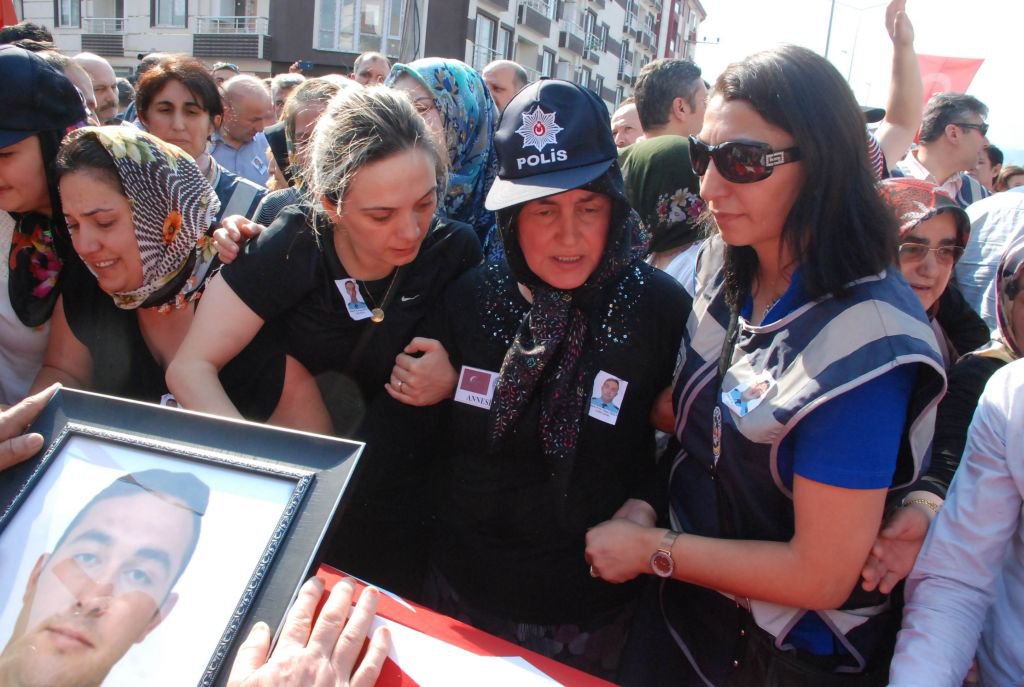 GÖZYAŞLARIYLA UĞURLANDI