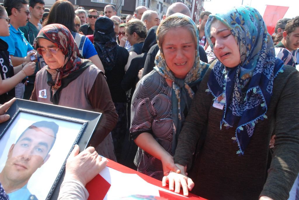 GÖZYAŞLARIYLA UĞURLANDI