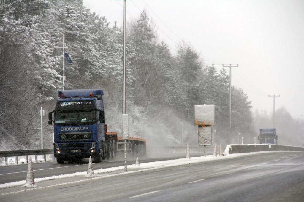 GÜNE KAR YAĞIŞI VE SOĞUK HAVAYLA UYANDIK