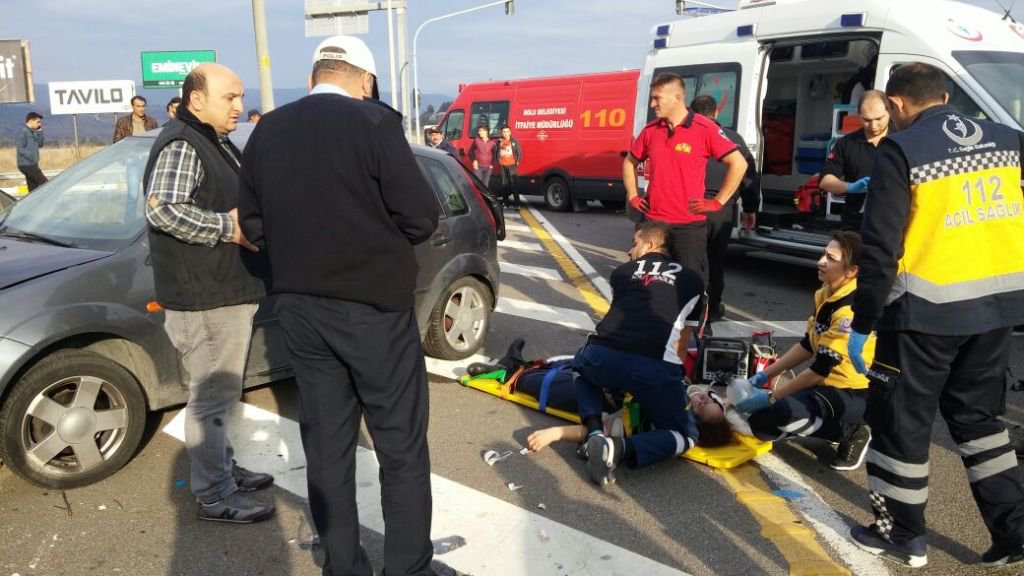 HASTA TAŞIYAN AMBULANSLA OTOMOBİL ÇARPIŞTI