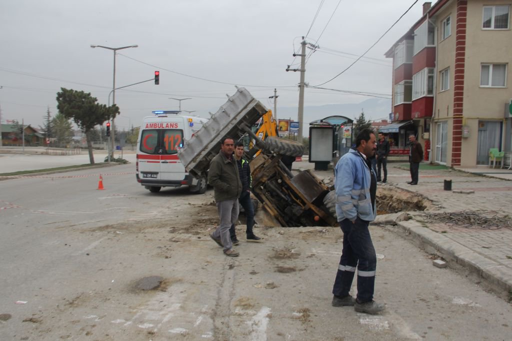 İŞ MAKİNESİ KAZDIĞI ÇUKURA DÜŞTÜ....