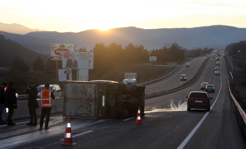 KADIN SÜRÜCÜ KAMYONU DEVİRDİ