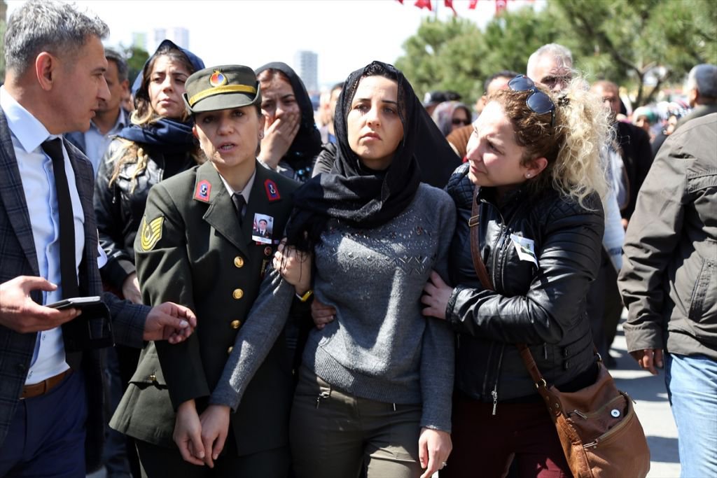 KAHRAMAN YÜZBAŞI GÖZYAŞLARIYLA TOPRAĞA VERİLDİ