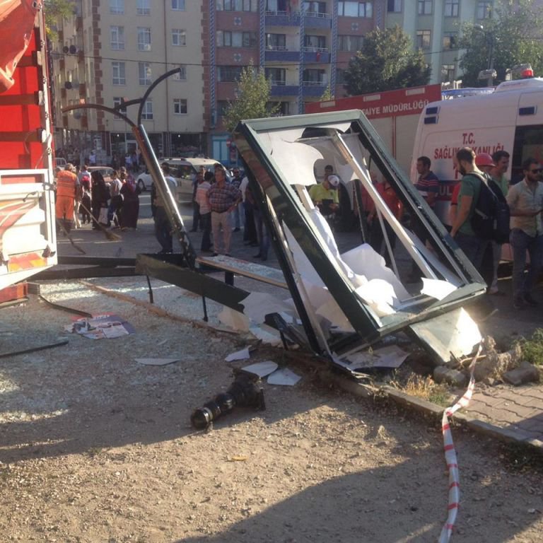 KAMYON OTOBÜS DURAĞINA DALDI