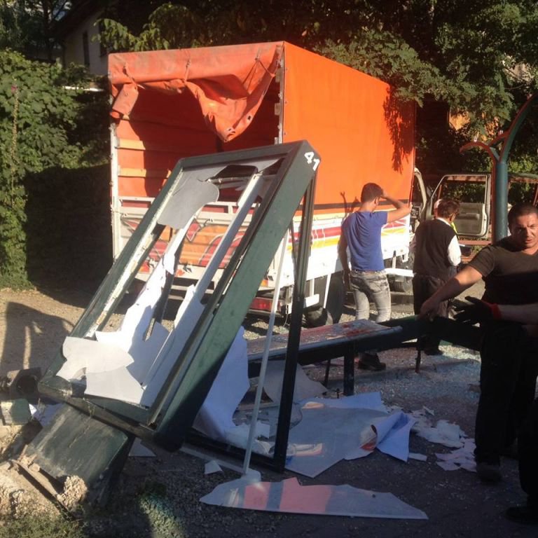 KAMYON OTOBÜS DURAĞINA DALDI